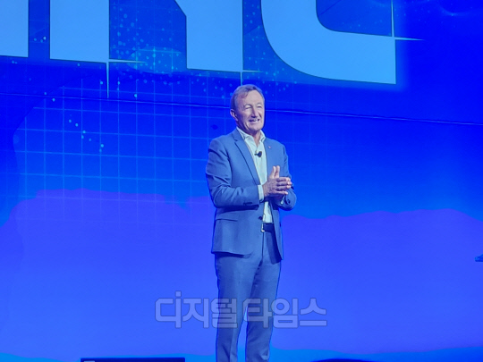 버나드 샬레 다쏘시스템 회장이 미국 텍사스주 댈러스에서 열린 연례 행사 '3D익스피리언스 월드 2024'에서 발표하고 있다. 윤선영 기자